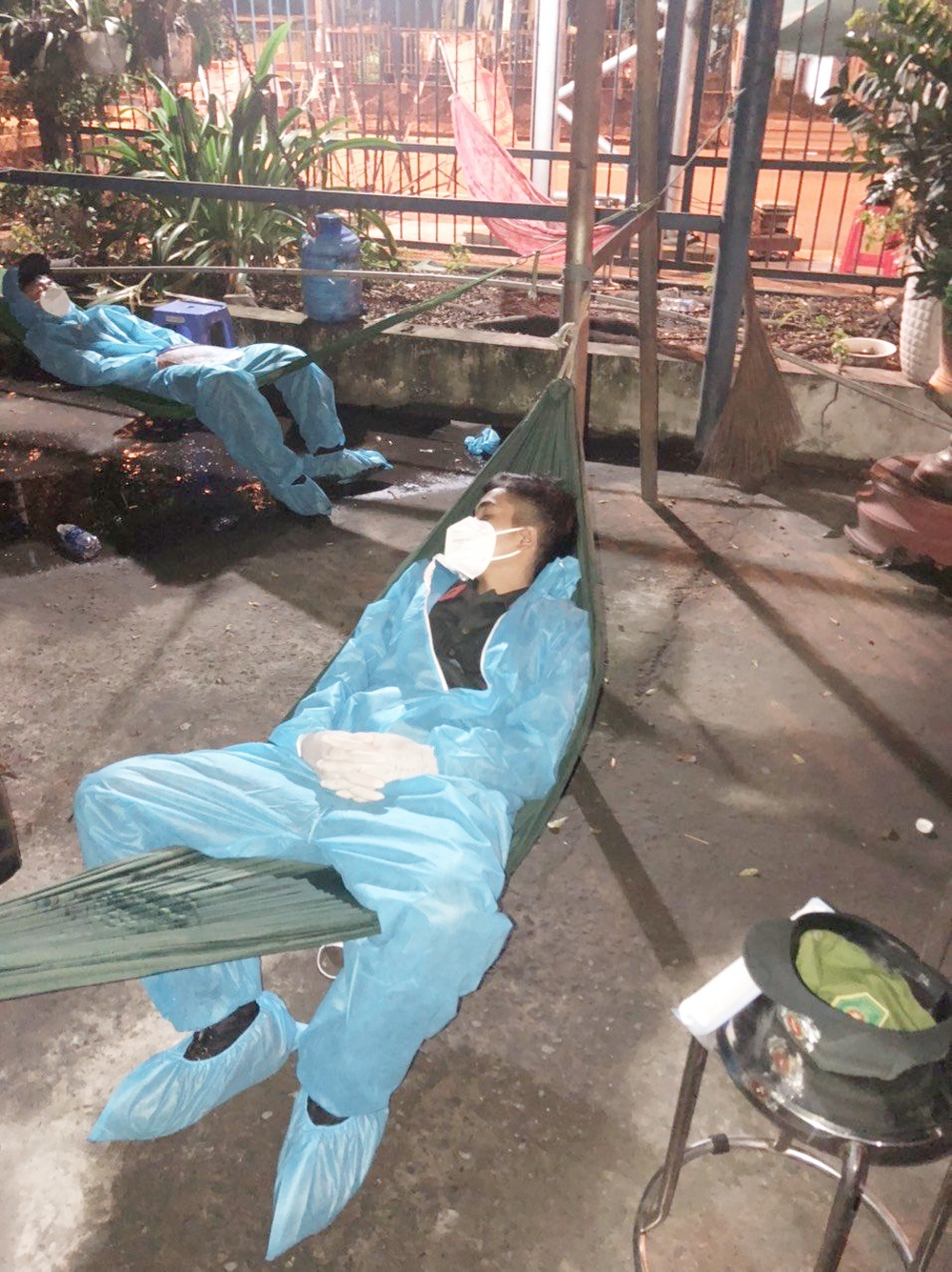 Hộp cơm ăn vội, giấc ngủ lề đường của những Cảnh sát cơ động chi viện miền Nam chống dịch - Ảnh 12.