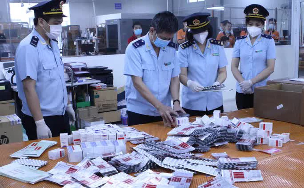 CLIP: Hơn 60.000 viên thuốc điều trị Covid-19 "nguỵ trang" là quà biếu về Việt Nam
