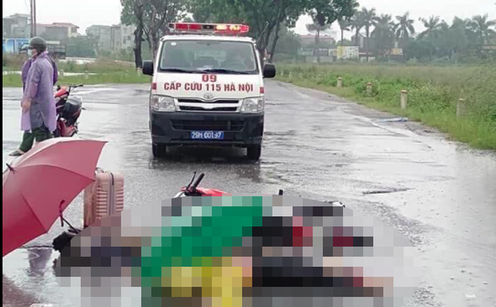 Hà Nội: 2 người đi xe máy dưới trời mưa lớn bất ngờ ngã xuống đường tử vong, nghi bị sét đánh