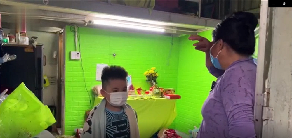 Bé trai 6 tuổi đã mồ côi mẹ, nằm canh bàn thờ không rời nửa bước: Con ở lại đốt nhang cúng cho mẹ - Ảnh 3. Bé trai 6 tuổi đã mồ côi mẹ, nằm canh bàn thờ không rời nửa bước: Con ở lại đốt nhang cúng cho mẹ - Ảnh 3.