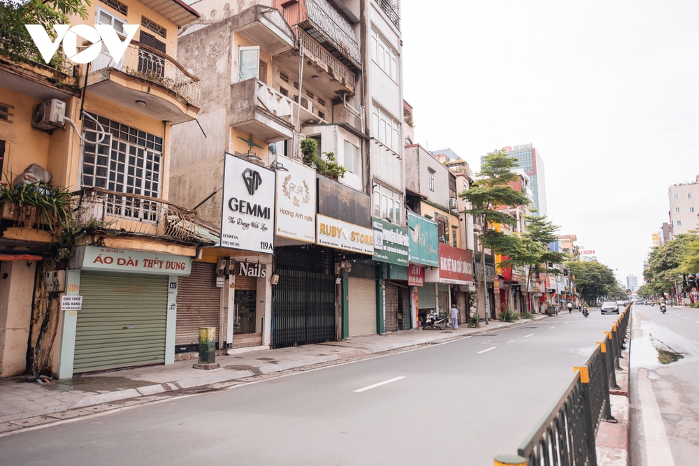 Các con phố buôn bán tại Hà Nội vẫn im lìm chờ ngày mở cửa trở lại - Ảnh 2.