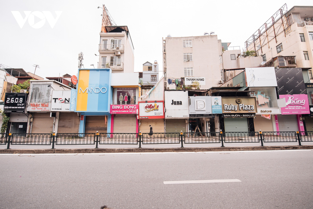 Các con phố buôn bán tại Hà Nội vẫn im lìm chờ ngày mở cửa trở lại - Ảnh 10.