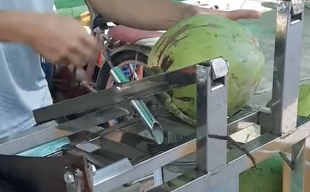 Ở Việt Nam có loại máy 'tự chế' thọt lủng trái dừa trong 1 nốt nhạc, mấy anh Tây nhìn vào cũng sửng sốt vì công nghệ quá đỉnh!