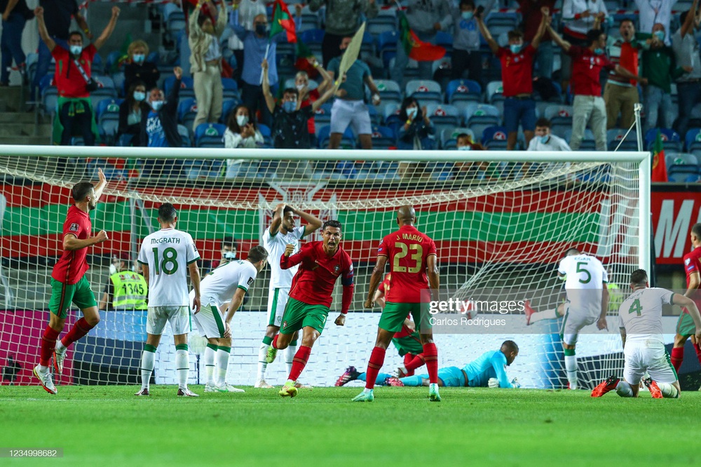 Siêu nhân Ronaldo ghi bàn xác lập kỷ lục thế giới, Man United vui mừng khôn xiết - Ảnh 2.