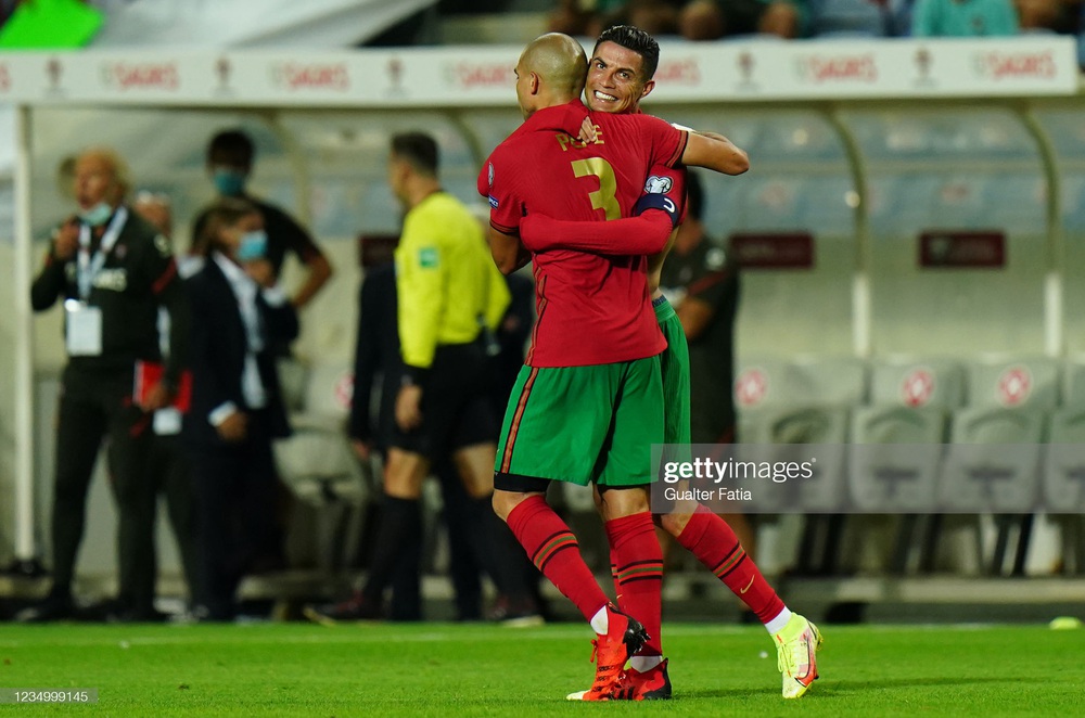 Siêu nhân Ronaldo ghi bàn xác lập kỷ lục thế giới, Man United vui mừng khôn xiết - Ảnh 3.