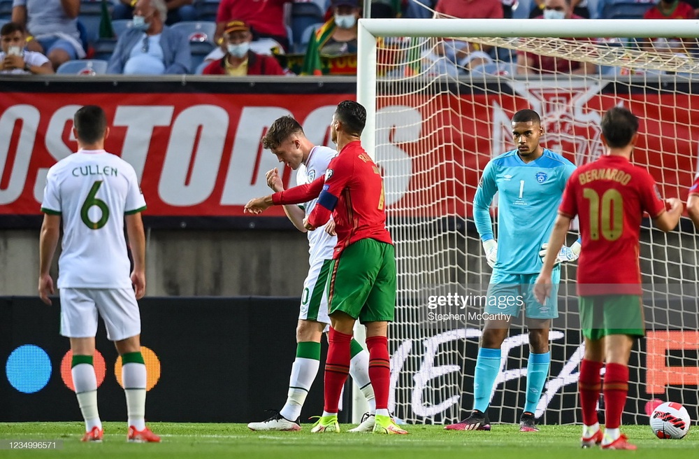 Siêu nhân Ronaldo ghi bàn xác lập kỷ lục thế giới, Man United vui mừng khôn xiết - Ảnh 1.