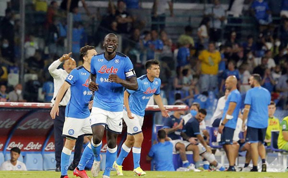 Đại thắng, Napoli chiếm ngôi đầu, đi vào lịch sử Serie A
