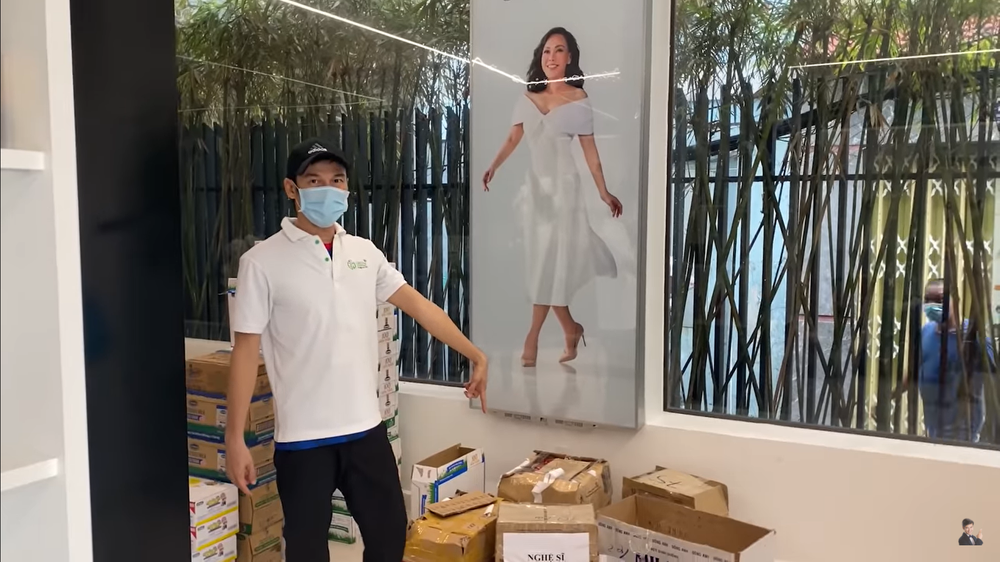 Việt Hương lo làm từ thiện, giờ để cửa hàng vắng hoe, xác xơ như thế này - Ảnh 3. Việt Hương lo làm từ thiện, giờ để cửa hàng vắng hoe, xác xơ như thế này - Ảnh 3.