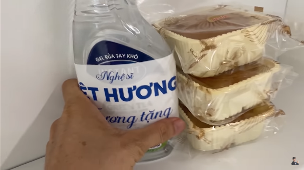 Việt Hương lo làm từ thiện, giờ để cửa hàng vắng hoe, xác xơ như thế này - Ảnh 4. Việt Hương lo làm từ thiện, giờ để cửa hàng vắng hoe, xác xơ như thế này - Ảnh 4.