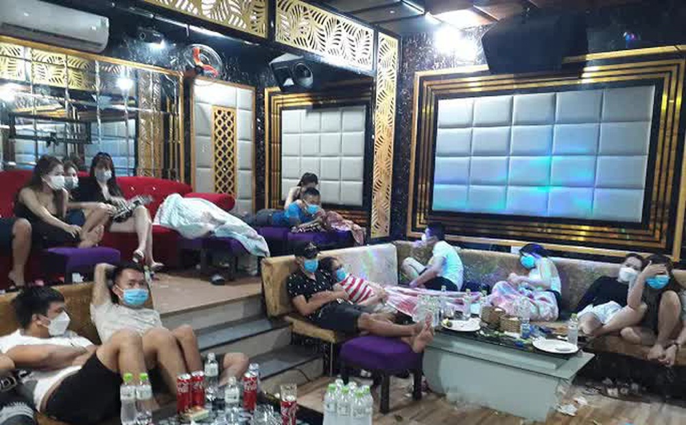 53 nam nữ tụ tập chơi ma túy trong quán karaoke ở Quảng Nam