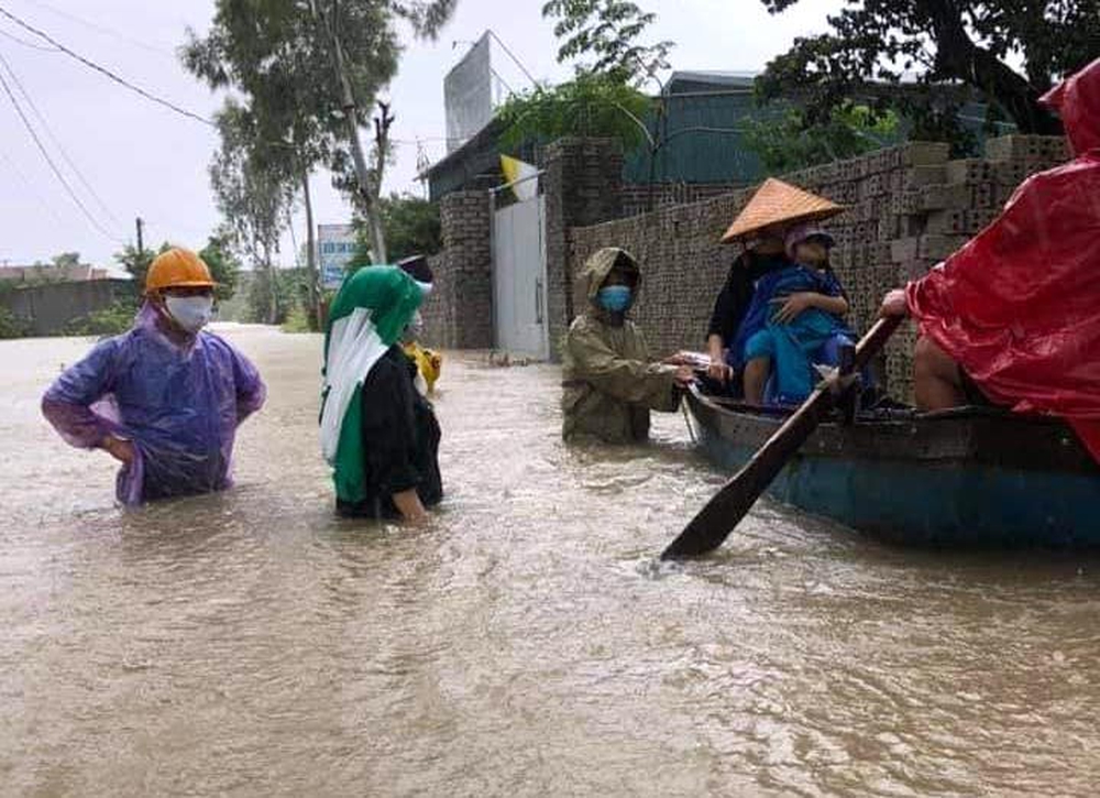 Thủy điện và hồ đập xả lũ, nhiều tuyến quốc lộ và nhà dân ở Nghệ An ngập sâu trong nước - Ảnh 15.