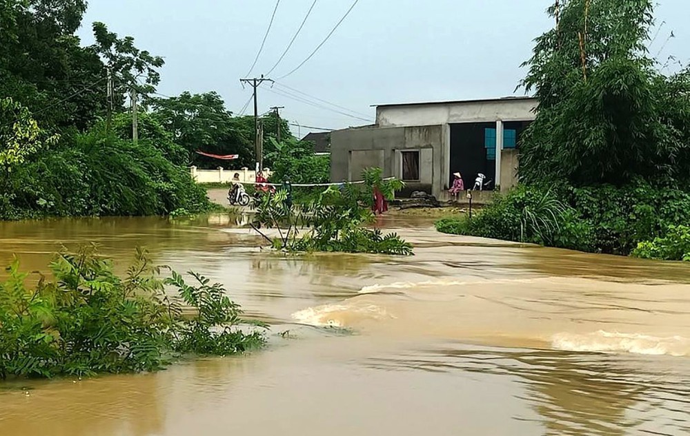 Thủy điện và hồ đập xả lũ, nhiều tuyến quốc lộ và nhà dân ở Nghệ An ngập sâu trong nước - Ảnh 5.