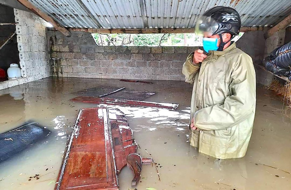 Thủy điện và hồ đập xả lũ, nhiều tuyến quốc lộ và nhà dân ở Nghệ An ngập sâu trong nước - Ảnh 8.