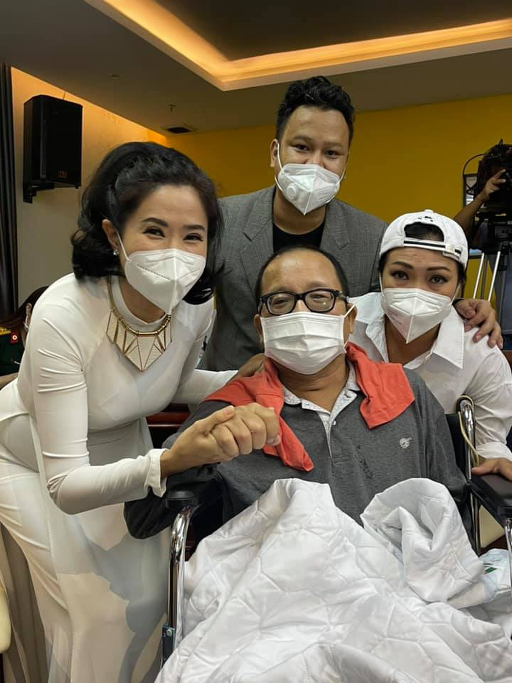Nghệ sĩ Trần Mạnh Tuấn cai máy thở, giành lại sự sống sau hơn 1 tháng cấp cứu - Ảnh 4.