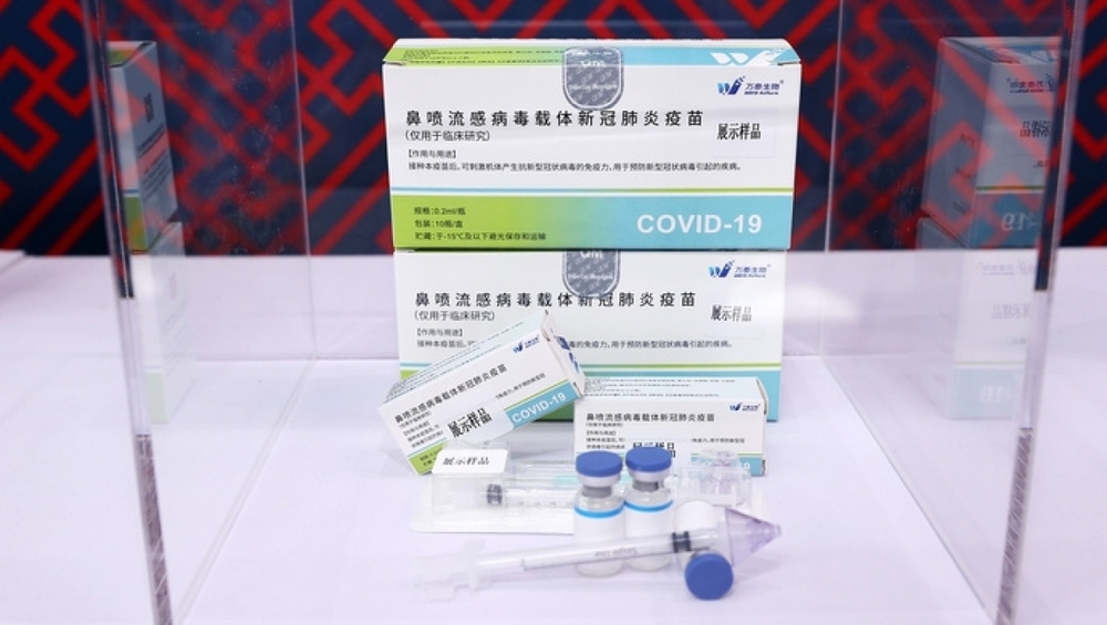 Vaccine COVID-19 dạng xịt mũi của Trung Quốc có hiệu quả ngay sau 24 giờ - Ảnh 1.