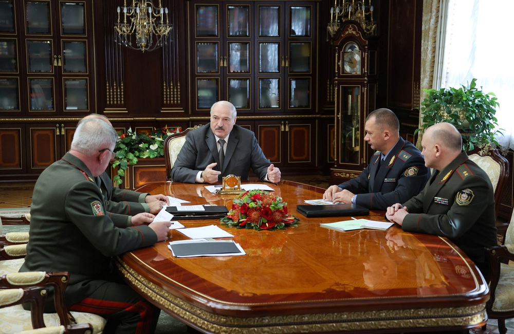 Sự biến mất của Bộ trưởng QP Belarus làm lộ tẩy kế hoạch của ông Lukashenko: Ukraine hóa bình phong? - Ảnh 1.