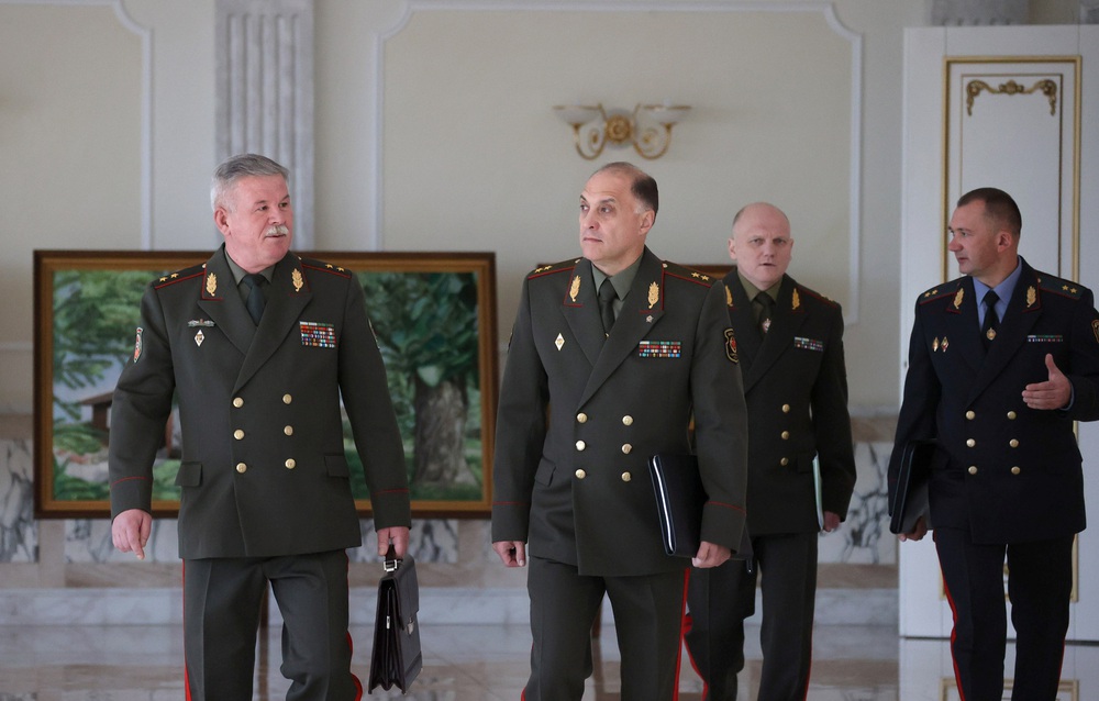 Sự biến mất của Bộ trưởng QP Belarus làm lộ tẩy kế hoạch của ông Lukashenko: Ukraine hóa bình phong? - Ảnh 4.