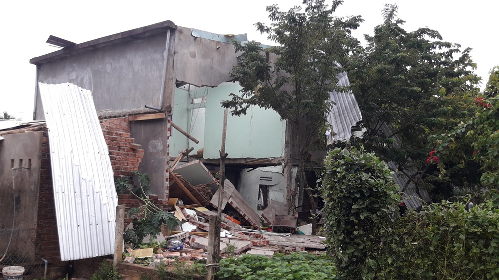 Hiện trường vụ nổ như bom ở Quảng Nam, nhà đổ sập, thi thể không còn nguyên vẹn - Ảnh 6.