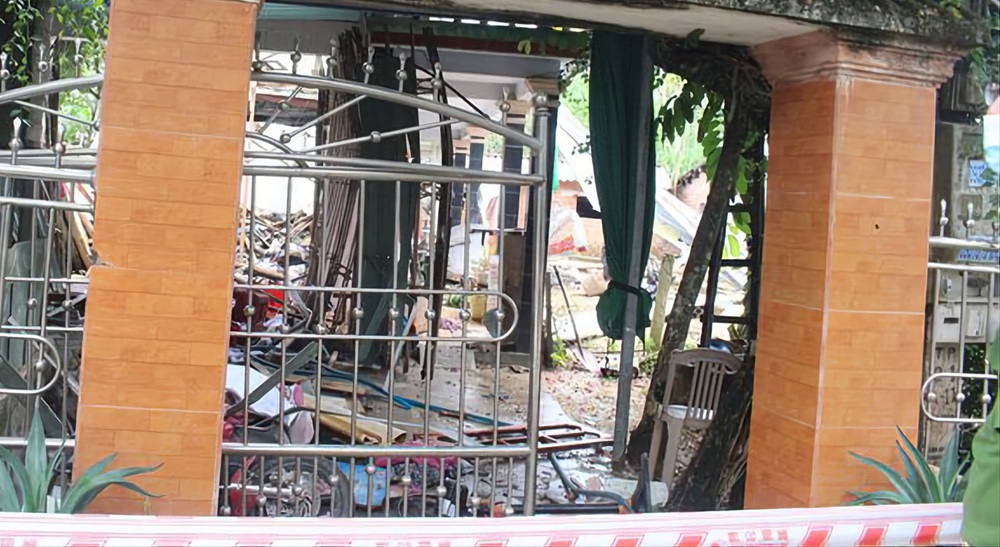 Hiện trường vụ nổ như bom ở Quảng Nam, nhà đổ sập, thi thể không còn nguyên vẹn - Ảnh 2.