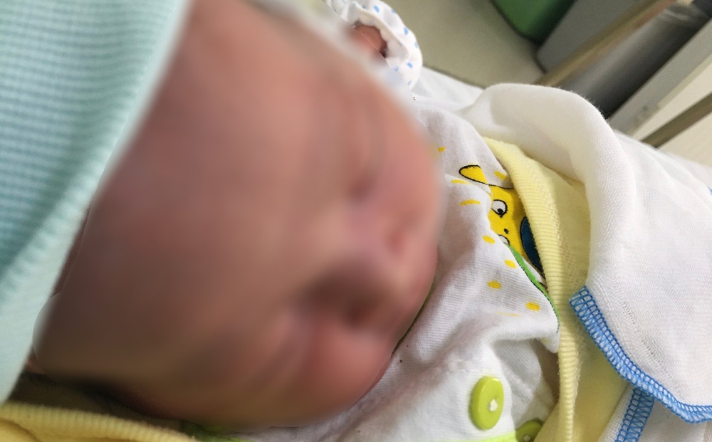 Tài xế đỡ đẻ, đưa sản phụ nguy kịch vào bệnh viện lúc nửa đêm: 'May mắn vì đã nghe mẹ tròn con vuông'