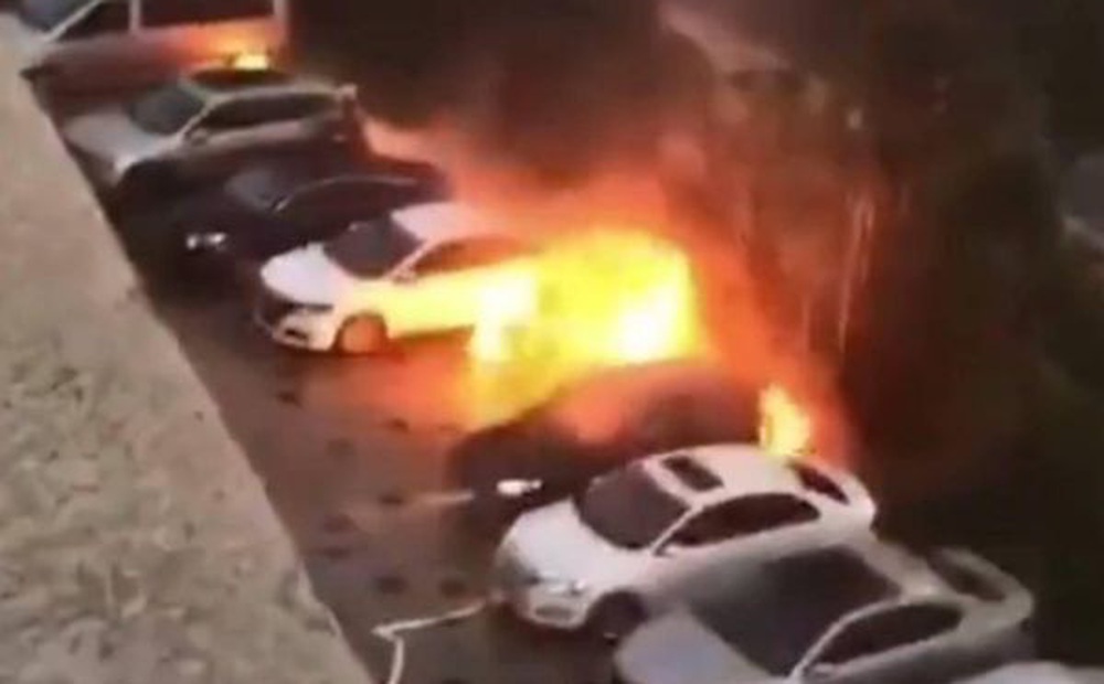 Ô tô đột nhiên bốc cháy khiến 2 bé trai tử vong, dân mạng dồn dập chỉ trích ông bố
