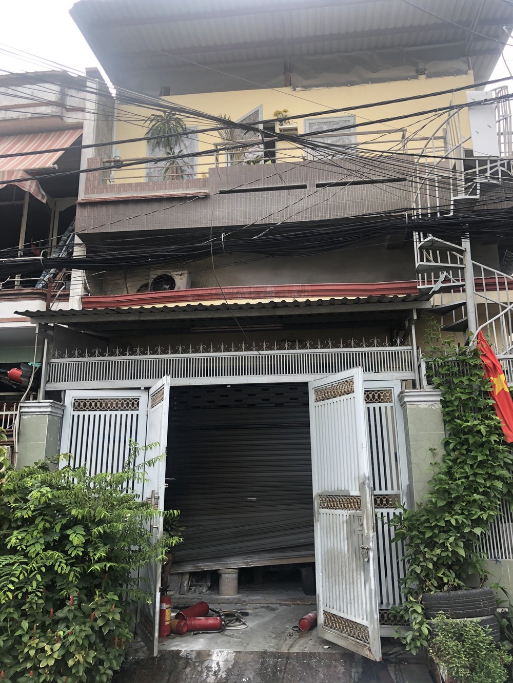 Cha đốt giấy gây cháy nhà khiến 3 người thương vong ở TP.HCM - Ảnh 1.