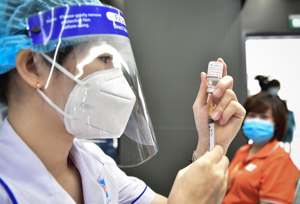 Bộ Y tế yêu cầu: Hà Nội, TP HCM và 3 tỉnh thành khác hoàn thành tiêm 1 mũi vắc xin COVID-19 trước ngày 19/5 - Ảnh 1.