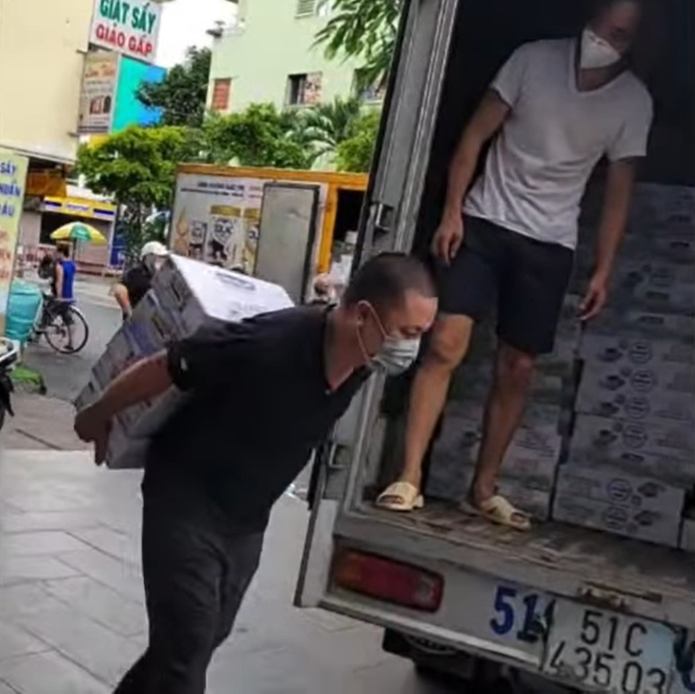 Việt Hương: Tôi đến lạy mấy người luôn! - Ảnh 1. Việt Hương: Tôi đến lạy mấy người luôn! - Ảnh 1.