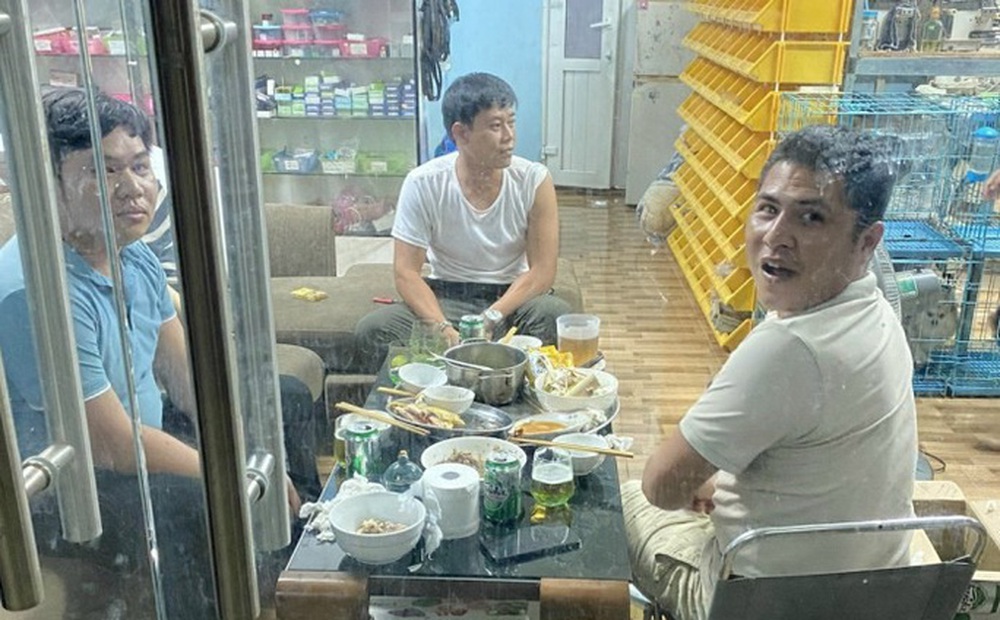 Tụ tập ăn nhậu trong vùng có dịch, 3 thanh niên bị phạt 45 triệu đồng