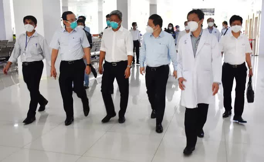 Bí thư Thành ủy Nguyễn Văn Nên thăm Bệnh viện Hồi sức Covid-19 TP HCM - Ảnh 1.
