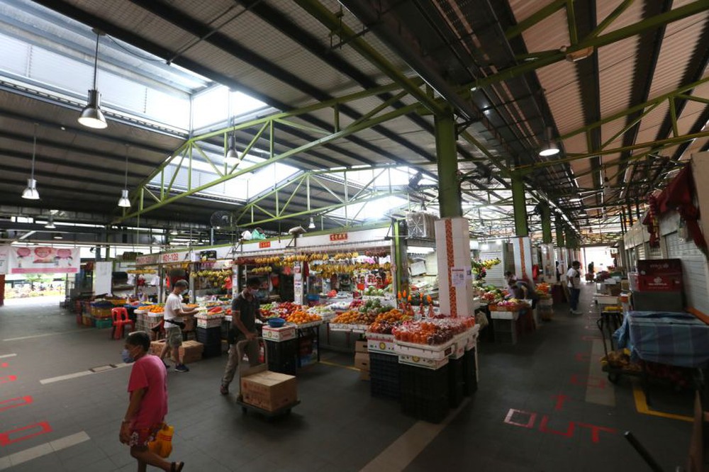 Chuyên gia Singapore chỉ ra nguy cơ lây Covid ở chợ, siêu thị - điều mà gần như ai cũng làm - Ảnh 1.