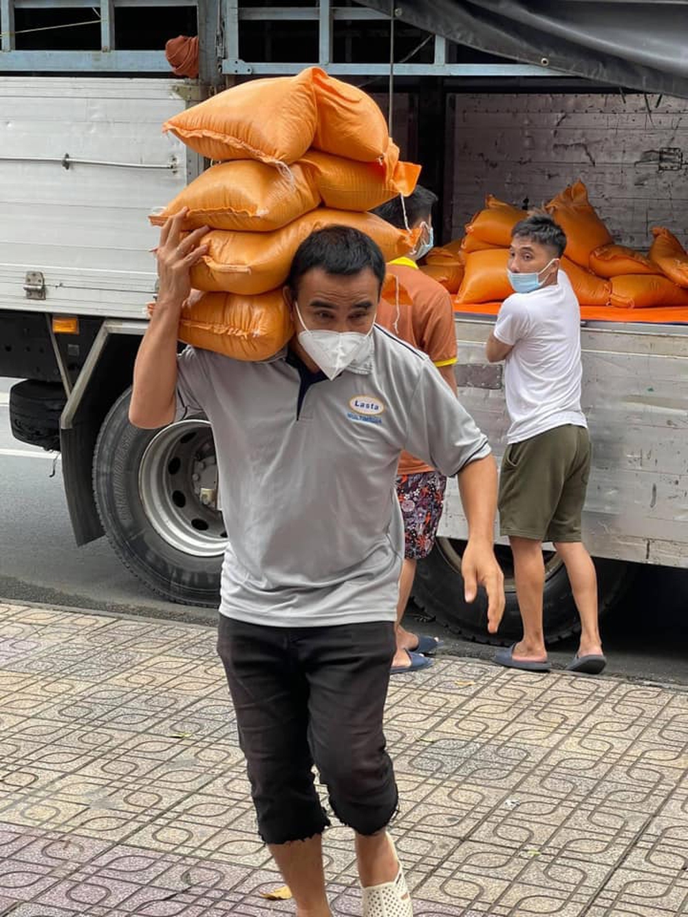 Quyền Linh: Đi từ thiện phải ngủ trên xe, xin ngủ ở chùa không dám về nhà tiếp xúc vợ con - Ảnh 4. Quyền Linh: Đi từ thiện phải ngủ trên xe, xin ngủ ở chùa không dám về nhà tiếp xúc vợ con - Ảnh 4.