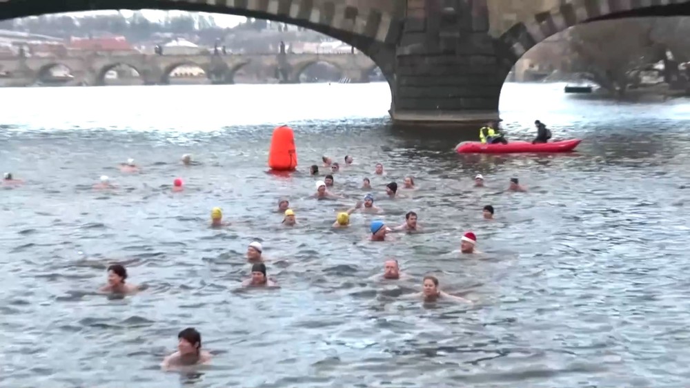 Hàng trăm người thi bơi qua sông lạnh cóng, nhiệt độ âm 3 độ C - Ảnh 1.