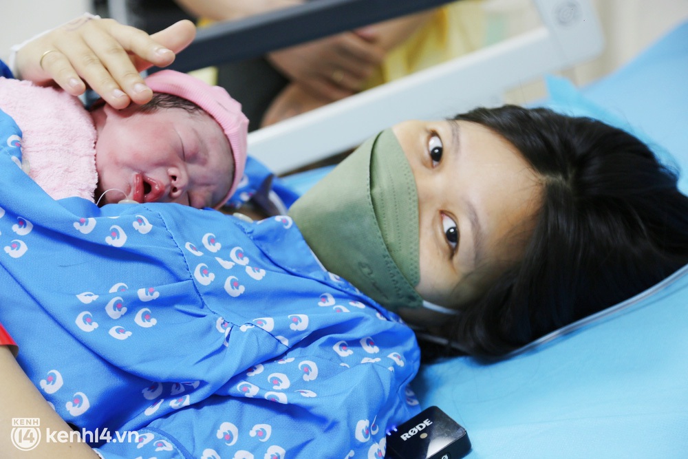 Chấp nhận nguy hiểm để giữ thai nhi khi đang mắc Covid-19, người mẹ bật khóc khi con gái chào đời đúng thời khắc mừng năm mới 2022 - Ảnh 11.