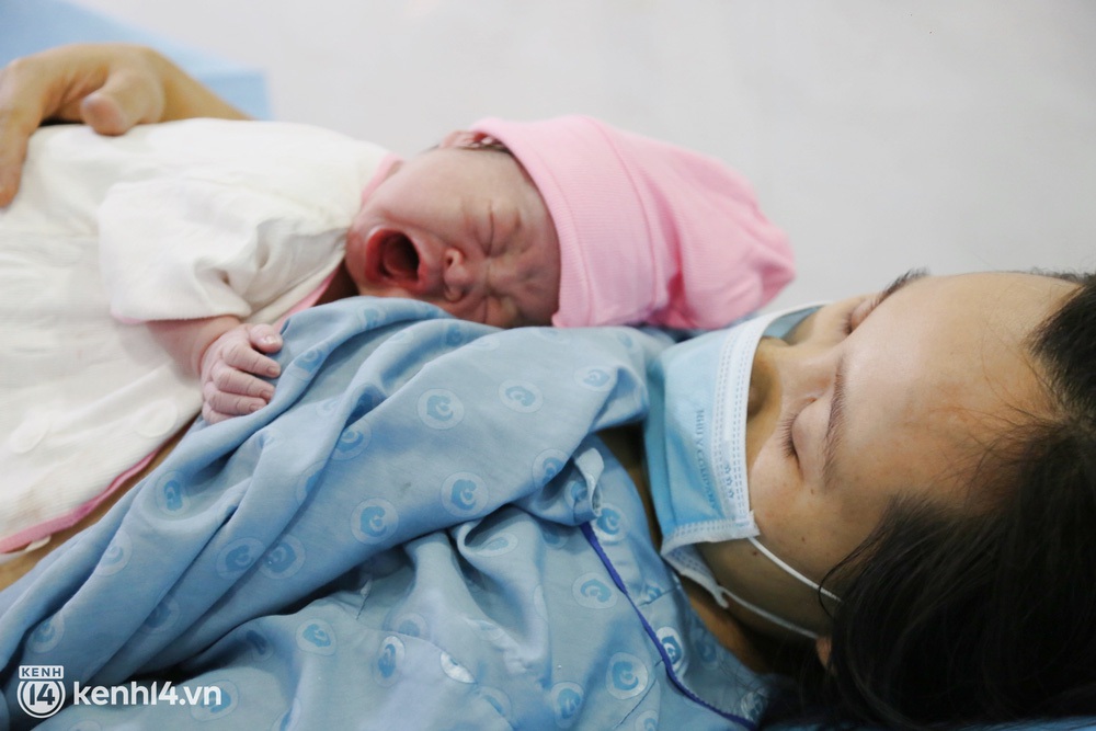 Chấp nhận nguy hiểm để giữ thai nhi khi đang mắc Covid-19, người mẹ bật khóc khi con gái chào đời đúng thời khắc mừng năm mới 2022 - Ảnh 15.