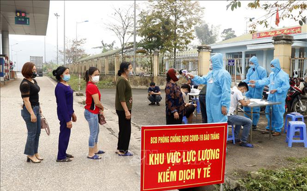 Sa Pa: 6 người cùng tiêm một lọ vắc xin Pfizer, một phụ nữ tử vong Sa Pa: 6 người cùng tiêm một lọ vắc xin Pfizer, một phụ nữ tử vong