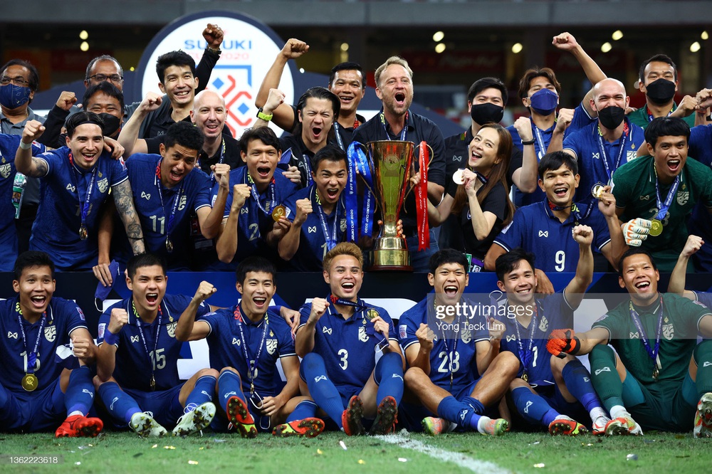 HLV Thái Lan vừa uống rượu vừa trả lời họp báo, nhắc tên Quang Hải và chê V.League - Ảnh 2.
