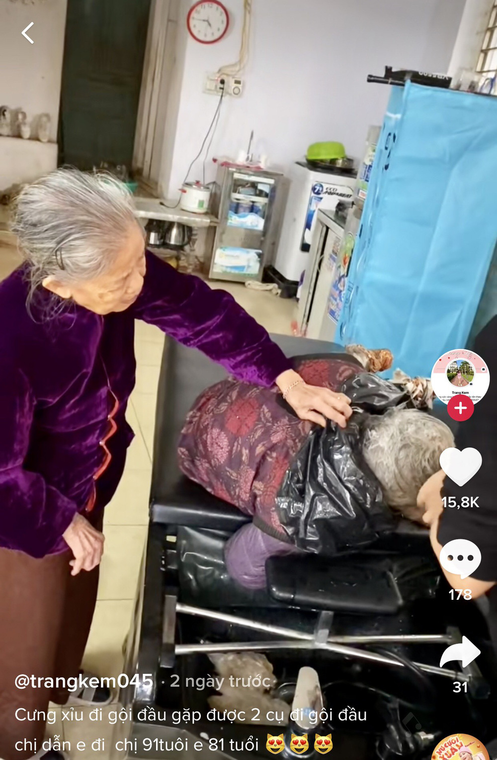 Cụ bà 91 tuổi dỗ mãi em gái 81 tuổi mới gội đầu, cảm động nhất là quyết định của chủ tiệm  - Ảnh 3.