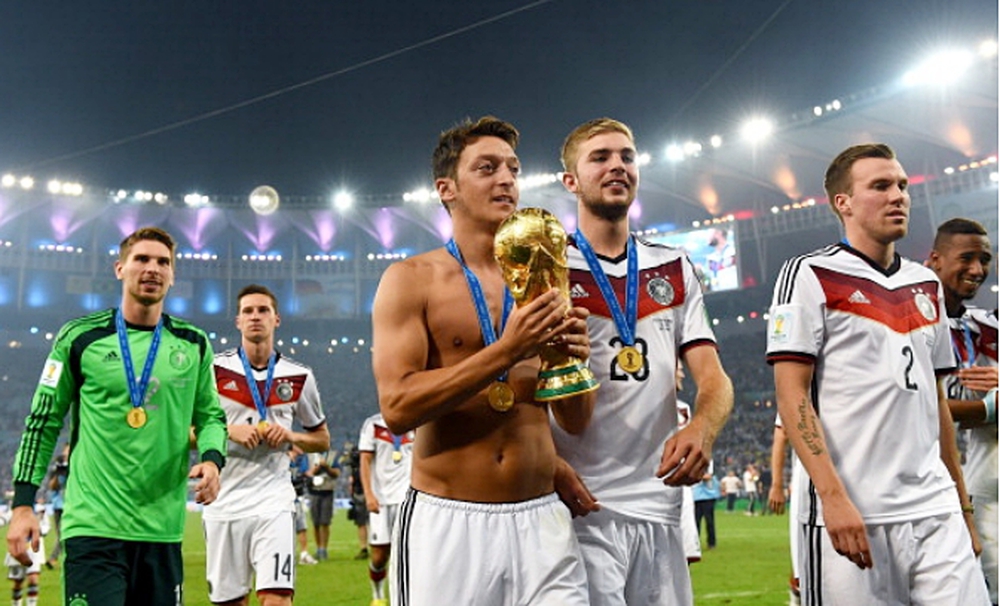 NÓNG: Đội bóng Indonesia tuyên bố đạt thỏa thuận chiêu mộ nhà vô địch World Cup Mesut Ozil - Ảnh 1.