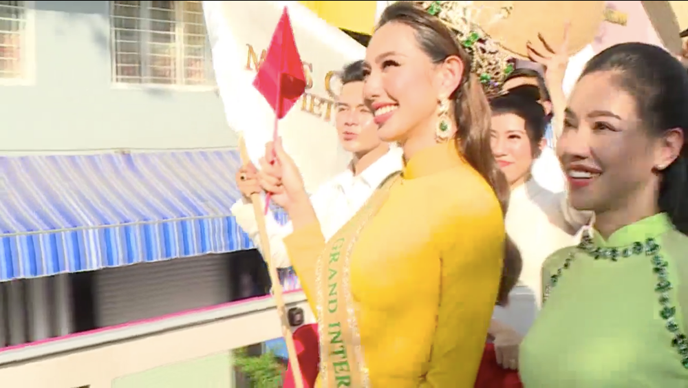 Hoa hậu Thùy Tiên diễu hành mừng chiến thắng: Dàn siêu xe dẫn đầu, fan đi theo cổ vũ - Ảnh 5.
