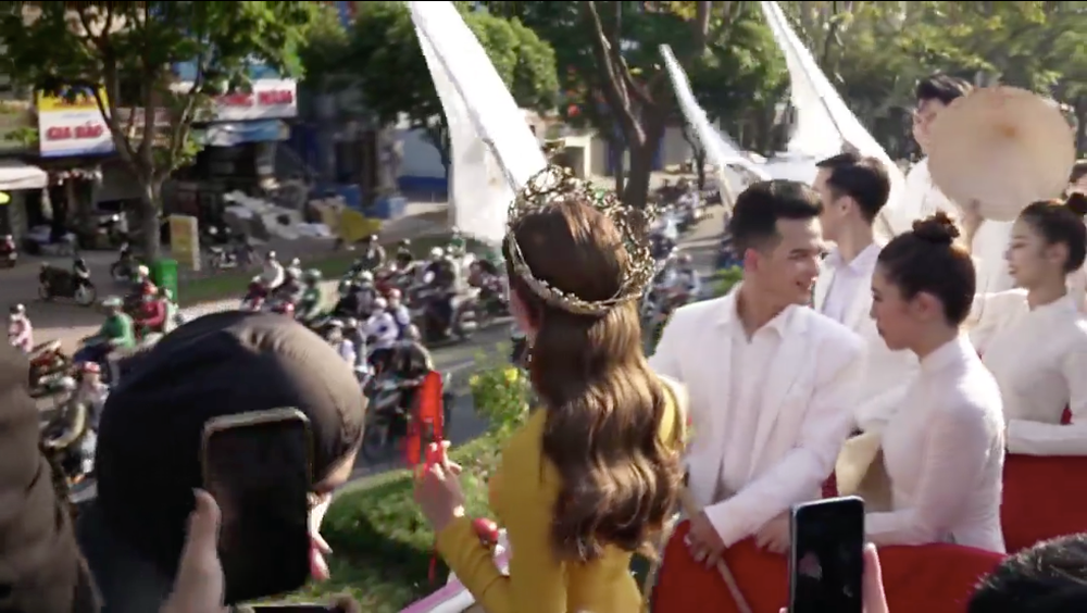 Hoa hậu Thùy Tiên diễu hành mừng chiến thắng: Dàn siêu xe dẫn đầu, fan đi theo cổ vũ - Ảnh 8.