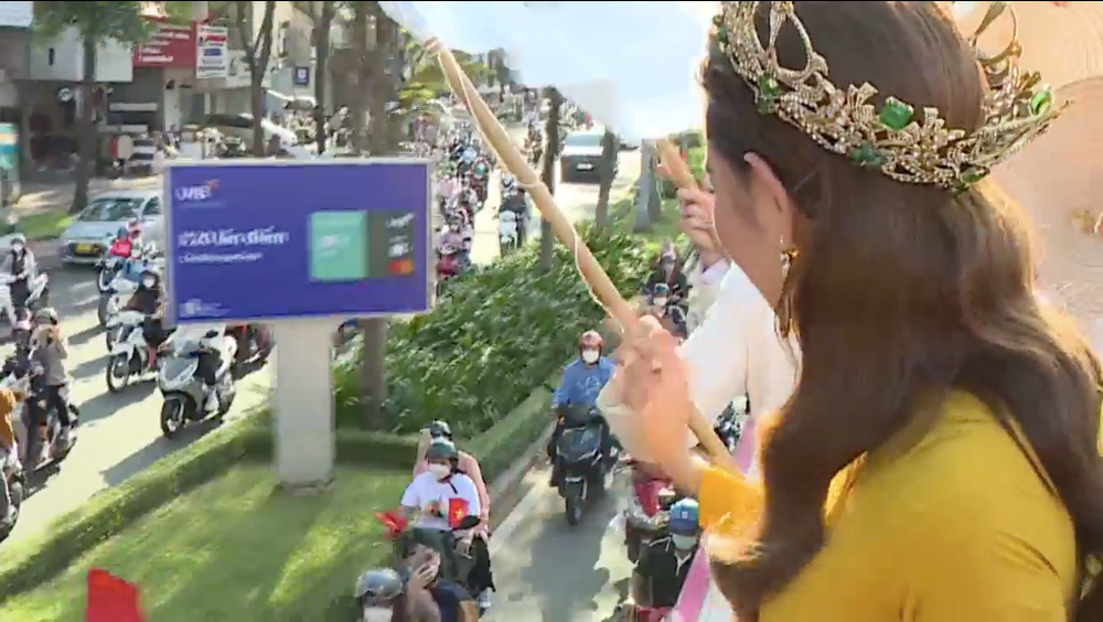 Hoa hậu Thùy Tiên diễu hành mừng chiến thắng: Dàn siêu xe dẫn đầu, fan đi theo cổ vũ - Ảnh 7.