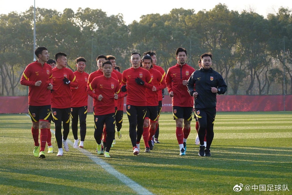 Tuyển Trung Quốc khổ sở vì đông quân: buổi tập đầu vắng nửa cầu thủ, vắng cả trợ lý huấn luyện viên - Ảnh 1.