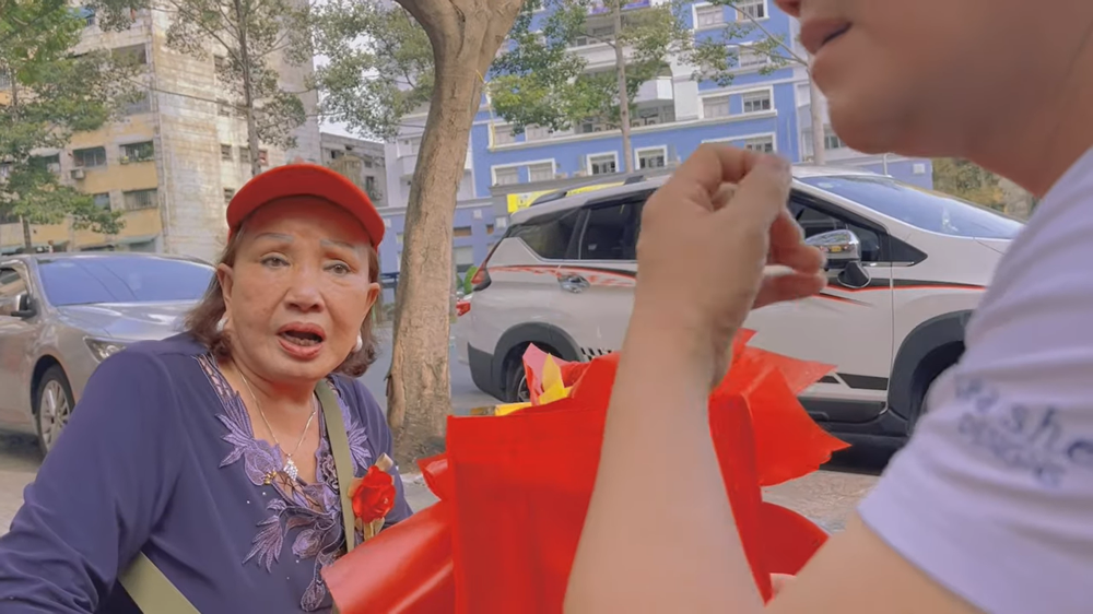 Nghệ sĩ Hồng Nga 76 tuổi: Tôi còn lâu mới chết, cái gì cũng ăn, Covid cũng không sợ - Ảnh 1. Nghệ sĩ Hồng Nga 76 tuổi: Tôi còn lâu mới chết, cái gì cũng ăn, Covid cũng không sợ - Ảnh 1.
