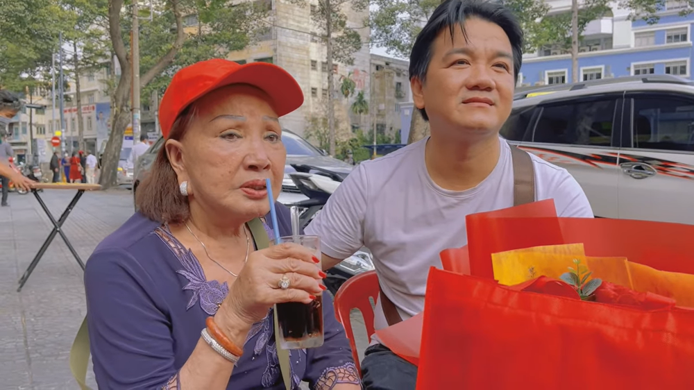 Nghệ sĩ Hồng Nga 76 tuổi: Tôi còn lâu mới chết, cái gì cũng ăn, Covid cũng không sợ - Ảnh 4. Nghệ sĩ Hồng Nga 76 tuổi: Tôi còn lâu mới chết, cái gì cũng ăn, Covid cũng không sợ - Ảnh 4.