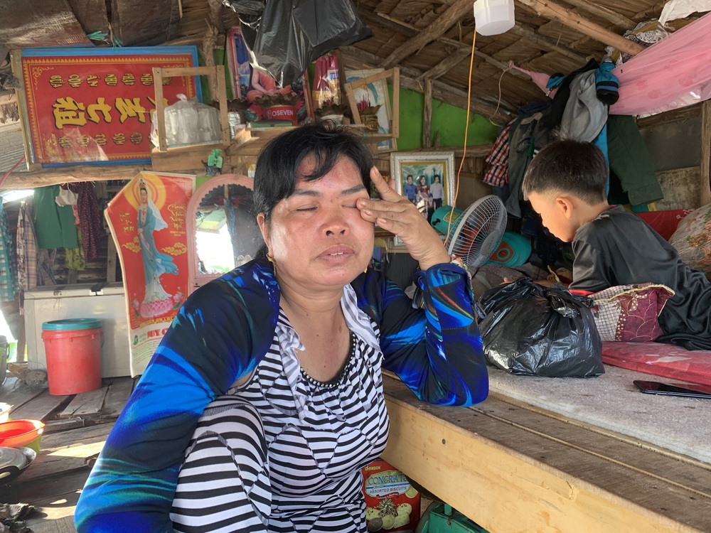Nước mắt bà mẹ ôm con về từ Biển hồ, vét cạn túi xây nhà 500 nghìn trôi nổi giữa sóng nước - Ảnh 2. Nước mắt bà mẹ ôm con về từ Biển hồ, vét cạn túi xây nhà 500 nghìn trôi nổi giữa sóng nước - Ảnh 2.