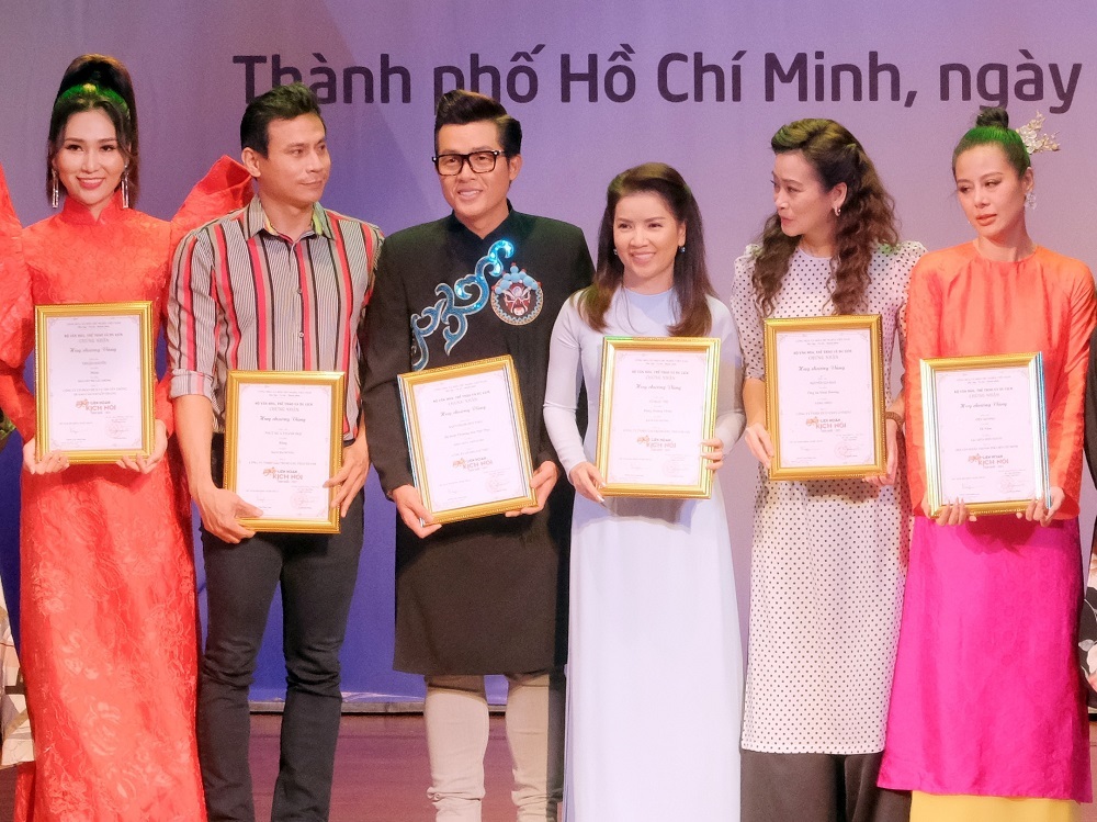 Diễn viên Như Huỳnh đoạt huy chương vàng Liên hoan kịch nói toàn quốc 2021 - Ảnh 2.