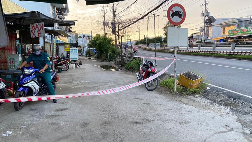Người đàn ông khai báo gian dối, về nhà làm lây lan dịch bệnh khiến mẹ ruột tử vong - Ảnh 1.