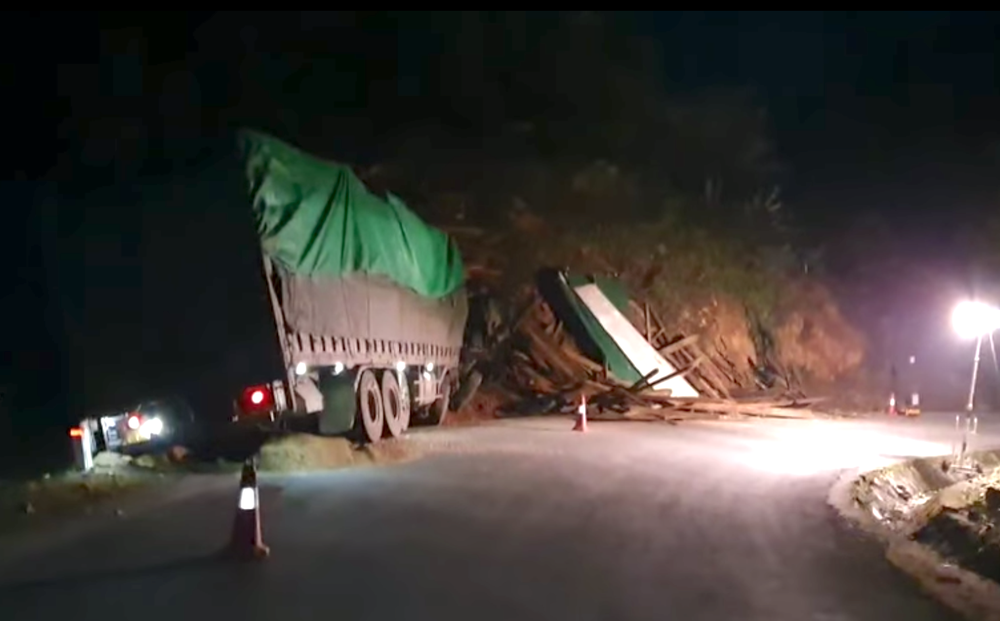 CLIP: Hiện trường vụ xe tải chở gỗ đâm vào vách núi khiến 3 người thương vong