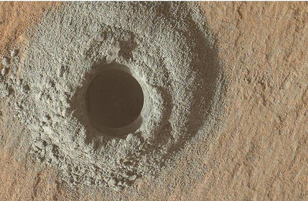 Đục lỗ Sao Hỏa, NASA tìm được dấu vết sự sống ngoài hành tinh? - Ảnh 1.
